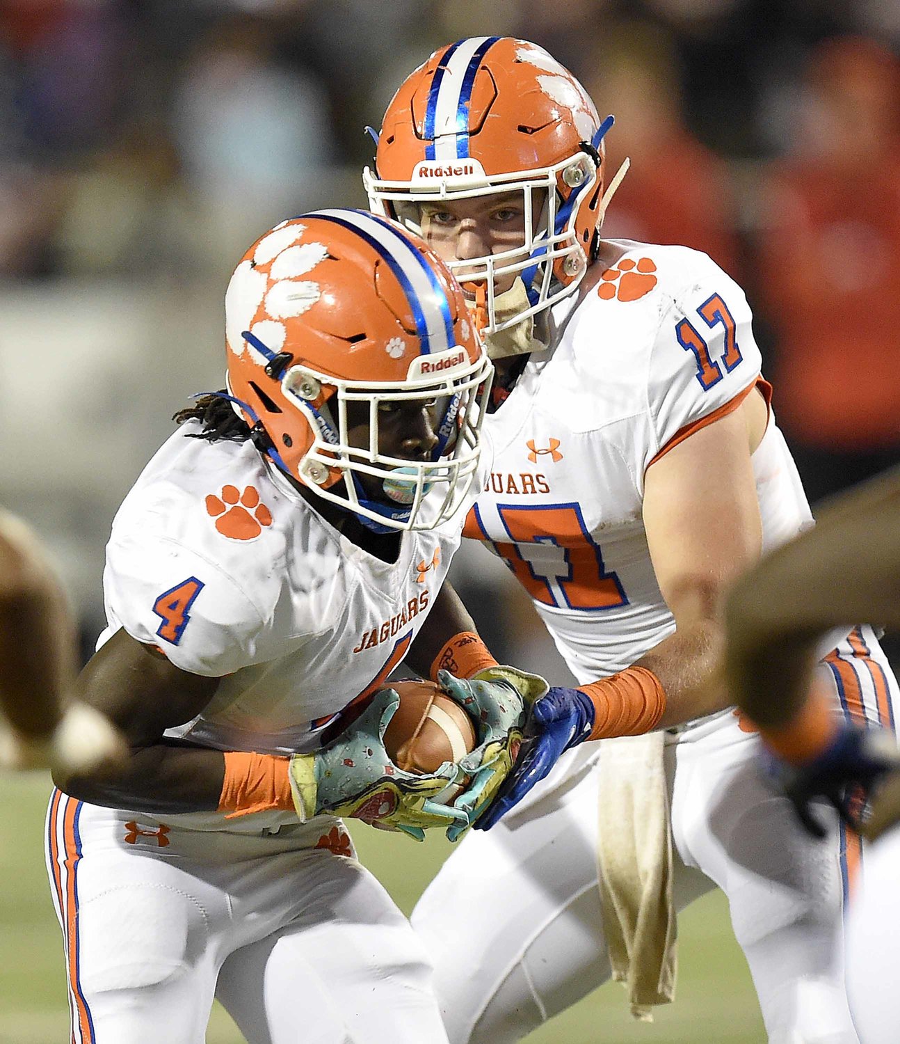 Madison Central's De'andre Pullen (4) takes the handoff from quarterback Jake Norris in the MHSAA Class 6A Football State Championship game.